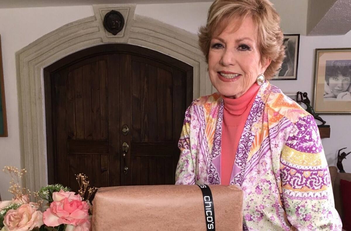 Maxine Woodside regresa a su programa de radio tras la muerte de su hijo