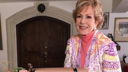 Maxine Woodside regresa a su programa de radio tras la muerte de su hijo