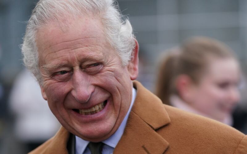 Primer plano de la cara del Rey Carlos III del Reino Unido y sonriente. Se ve feliz.