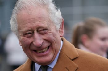 Rey Carlos III estará un mes fuera de sus labores reales tras operación en la próstata