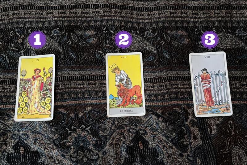 Cartas del Tarot sobre una tela.
