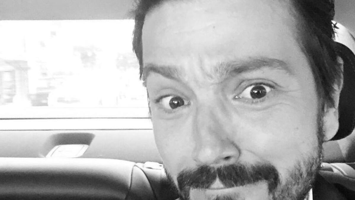 Diego Luna lamenta la violencia que vive la mujer en México