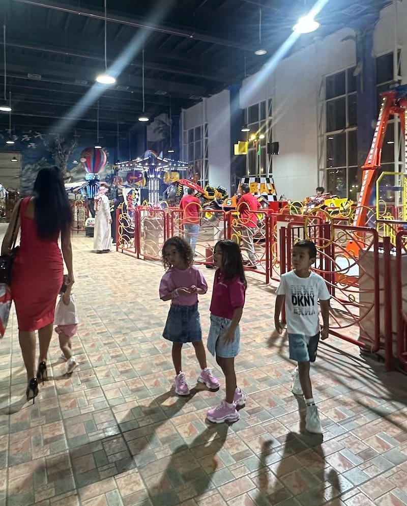 La modelo llevó a sus hijos a una feria en Riad.