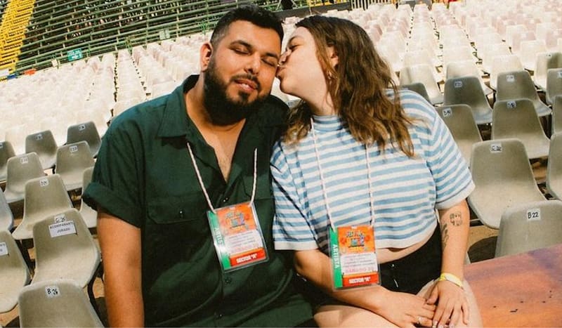 señala que sin el aliento de su esposa no habría podido despegar su carrera como comediante.