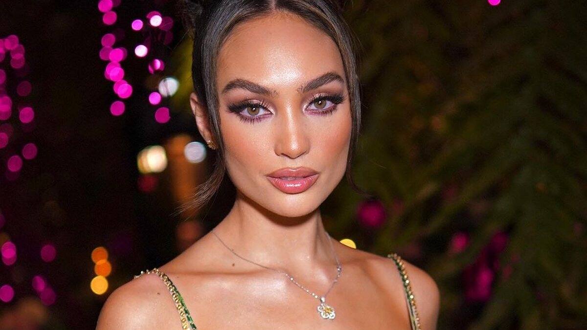 Miss Universo R'Bonney Gabriel deja atrás polémicas para ayudar a los más necesitados