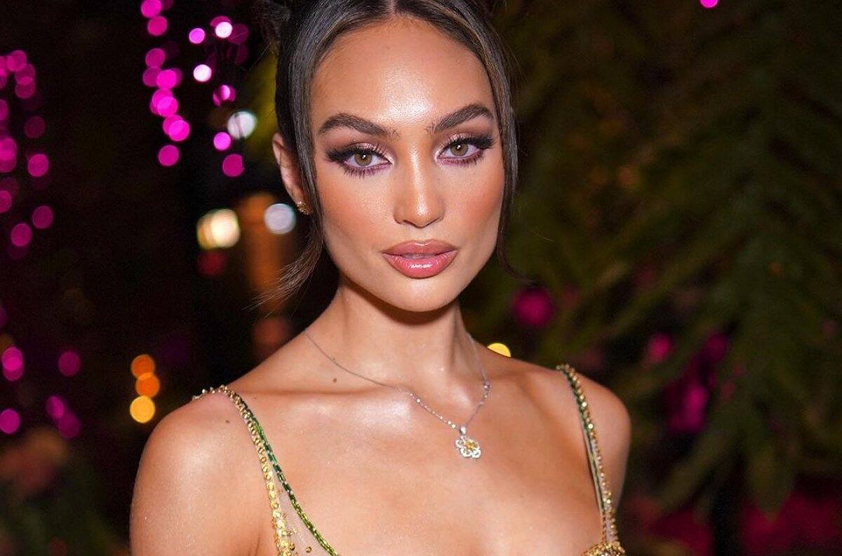 Miss Universo R'Bonney Gabriel deja atrás polémicas para ayudar a los más necesitados