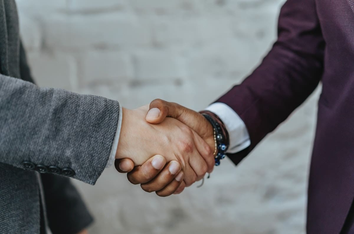 ¿Qué son los Contratos Kármicos, cómo funcionan y cómo pueden influir en tu vida actual?