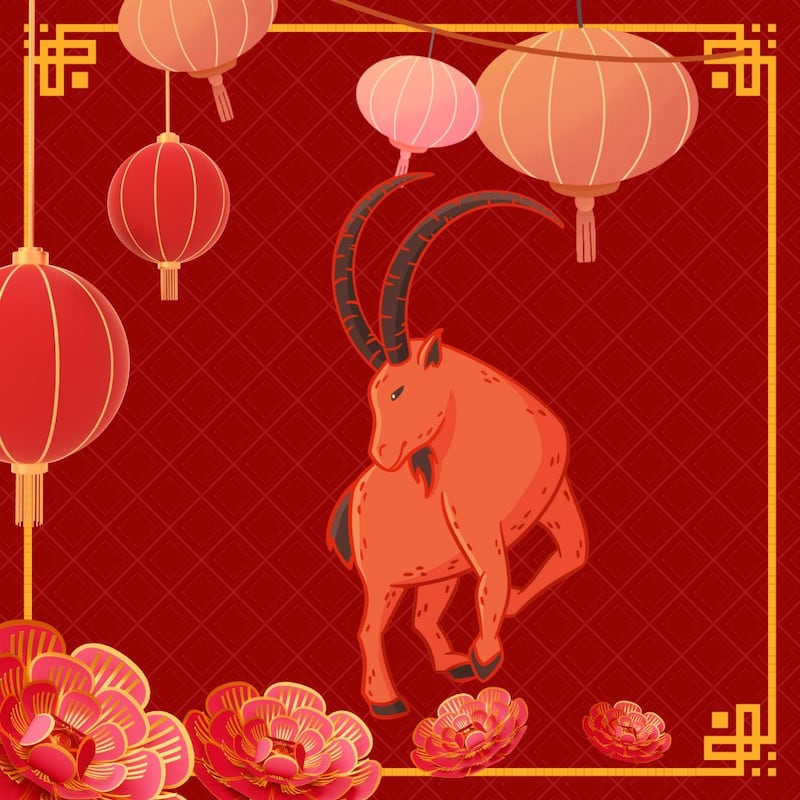 Caricatura de una cabra roja, sobre fondo rojo con motivos orientales.