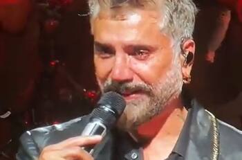 Así cantó Alejandro Fernández el tema "Volver, volver" frente al féretro de don Chente