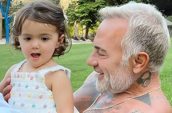 Gianluca Vacchi le enseña a su hija, Blu a usar la mezcladora de música