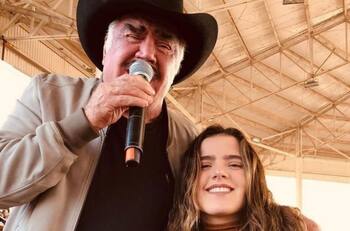 Vicente Fernández "mejora lento, pero ahí va”, revela su nieta Camila Fernández