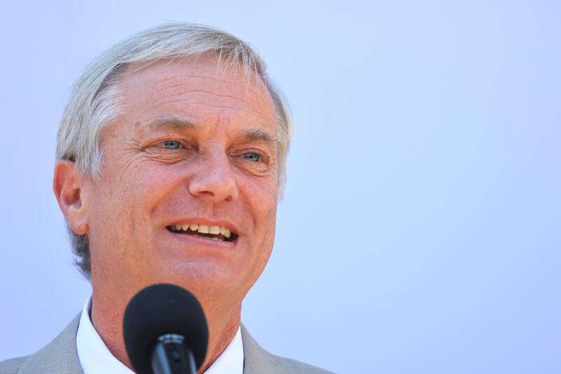 y los artistas que le han mostrado apoyo.