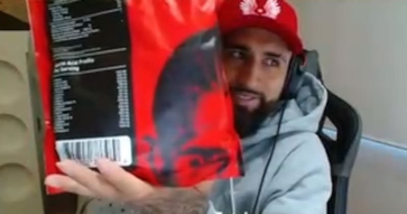 Arturo Vidal mostrando su nuevo proteína en Twitch