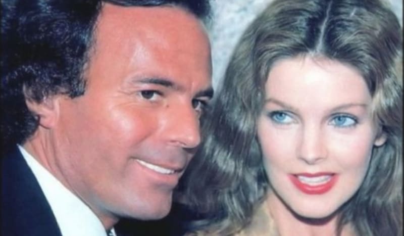 Julio Iglesias y Priscilla Presley Julio Iglesias y Priscilla Presley - Créditos: Capturas de pantalla