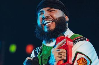 "Farruko se retiró": La voz de "Pepas" pidió perdón por sus canciones y cambió concierto por “misa”