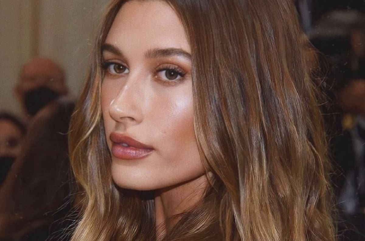 Hailey Bieber responde molesta ante los rumores de embarazo