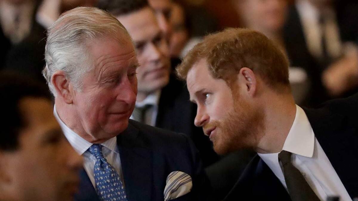 El príncipe Harry reescribe su libro, no esperaba que amaran a los reyes Carlos y Camilla