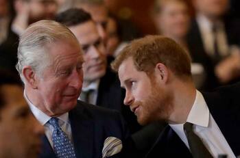 El príncipe Harry reescribe su libro, no esperaba que amaran a los reyes Carlos y Camilla