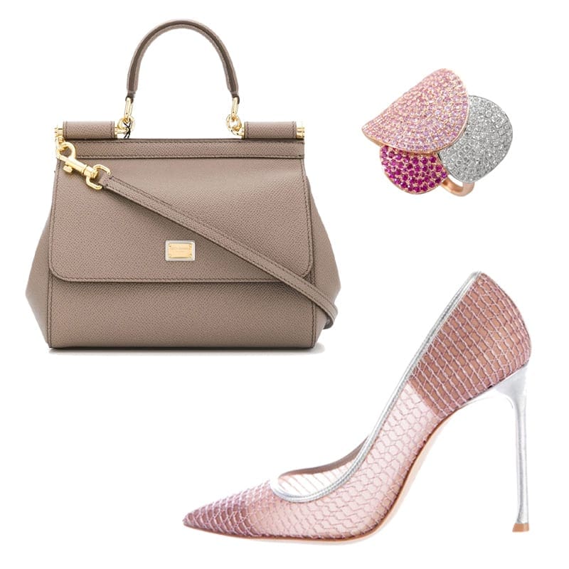 La reina de Jordania completó su look zapatos de tacón de efecto malla en tono rosa y plateado de Dior.