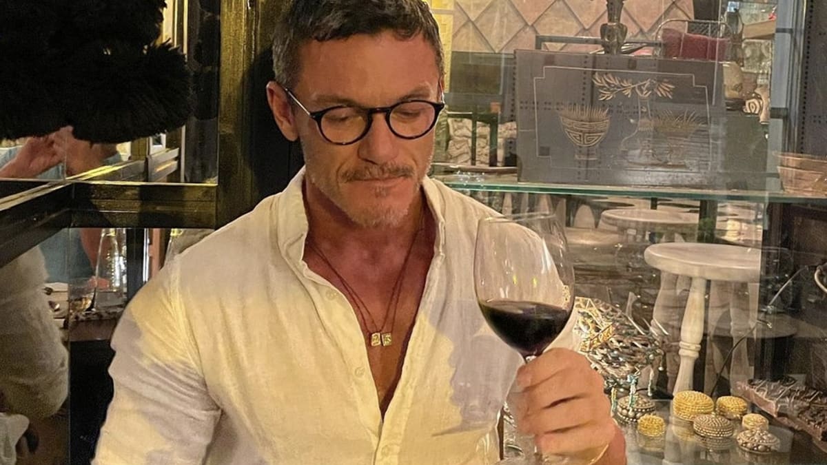Luke Evans sale furioso con club en Islas del Rosario en Cartagena