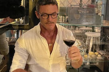 Luke Evans sale furioso con club en Islas del Rosario en Cartagena