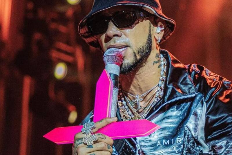 Anuel AA enfurece e insulta a un fan