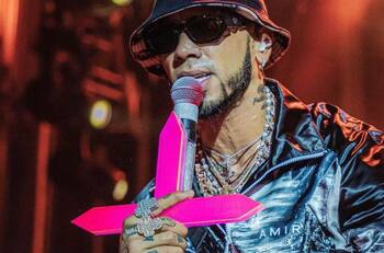 Anuel AA se pone a rezar tras ser golpeado por una bandera que le lanzaron