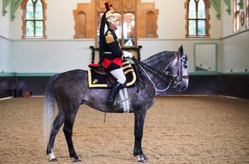 Emmanuel Macron, presidente de Francia, obsequió un caballo purasangre a la reina Isabel