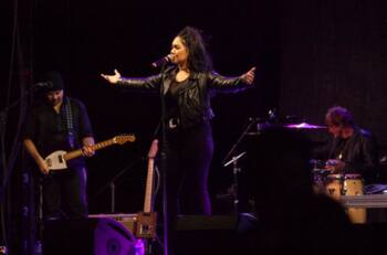 The Como la Flor Band: Una década de rendir tributo a Selena