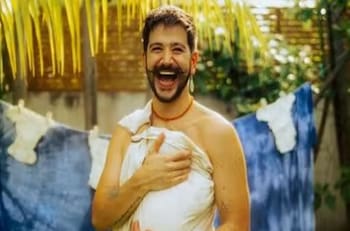 Camilo comparte video para presumir sesión de tatuajes e Índigo le roba el show: "¿La escuchan?"