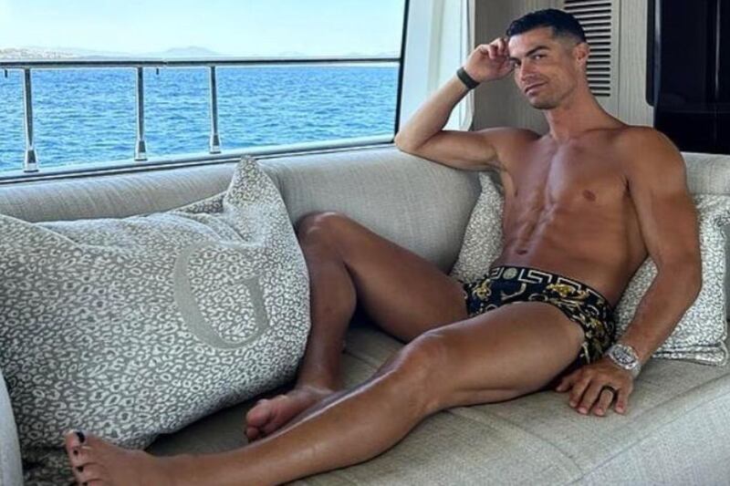 Cristiano Ronaldo se pintó las uñas de color negro.