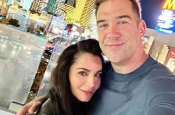 Martha Higareda y su novio Lewis Howes adornan su primer árbol de navidad juntos