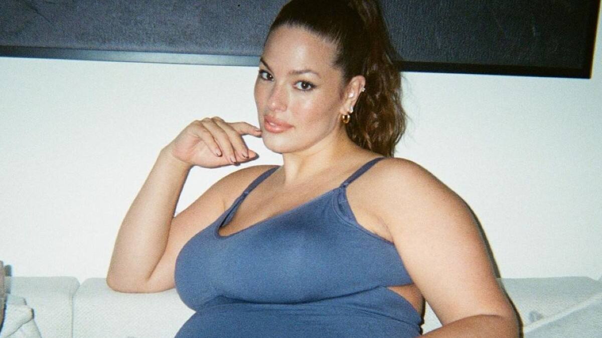 Ashley Graham dio a luz a gemelos a las 40 semanas de gestación, ¡y desde su casa!