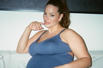 Ashley Graham dio a luz a gemelos a las 40 semanas de gestación, ¡y desde su casa!