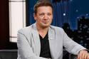 Jeremy Renner reaparece en alfombra roja con un bastón tras accidente con una máquina quitanieves