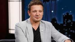 Jeremy Renner reaparece en alfombra roja con un bastón tras accidente con una máquina quitanieves