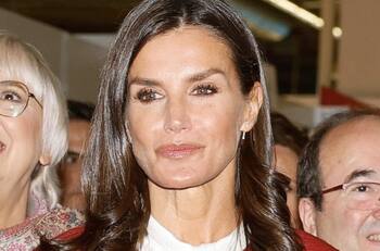 La reina Letizia marca tendencia con un color vibrante en la temporada de invierno