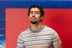 Primer DJ chileno en tocar con Bad Bunny recuerda cómo era el artista 10 años atrás: “Tenía cláusulas para no mirarlo directamente a los ojos”