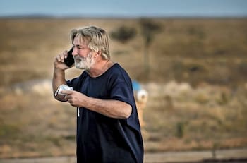 Video policial muestra a Alec Baldwin sosteniendo un arma antes del disparo en set de "Rust"