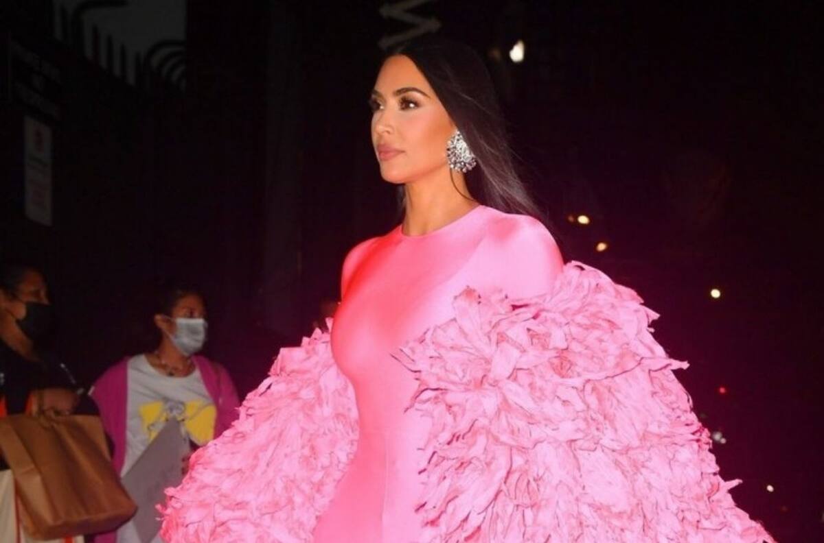 Kim Kardashian deslumbra con look ultra rosado y ajustado con plumas después de "Saturday Night Live