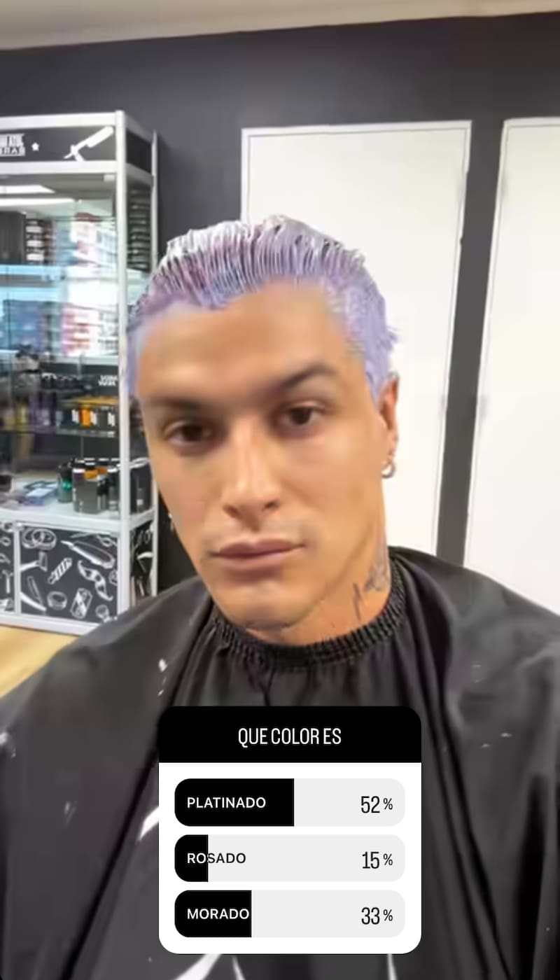 Nicolás Solabarrieta y su encuesta en historias de Instagram respecto al color de su cabello. - Créditos: Captura de pantalla Instagram