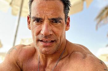 Rostro de Telemundo votó en las elecciones presidenciales de Chile acompañado por su perrito