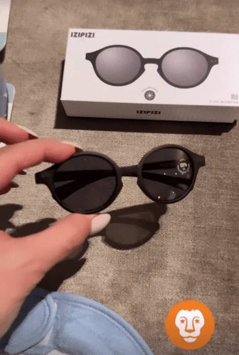 La conductora compró unos mini lentes oscuros para León.