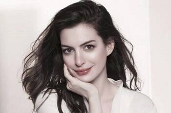 Anne  Hathaway deslumbra a su paso por el Festival de Cannes con un Giorgio Armani