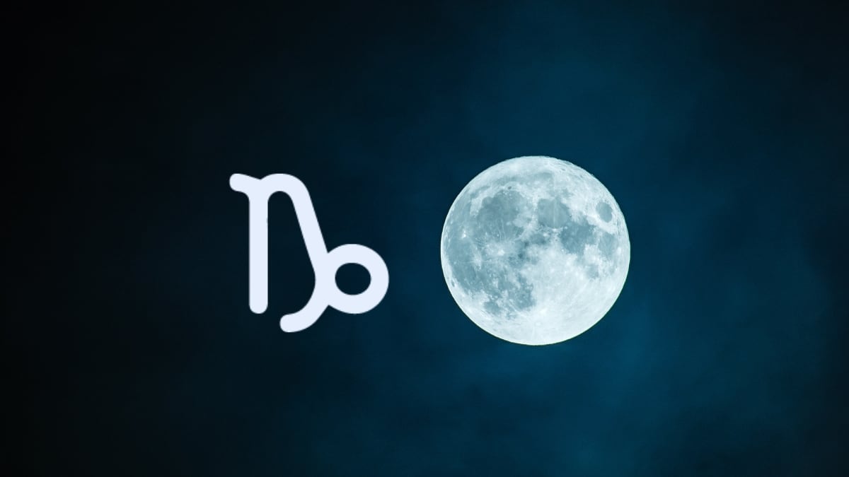 Foto de la luna llena, con el símbolo de Capricornio a su lado.