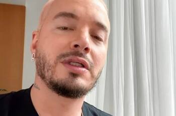 J Balvin publica conmovedora foto de su madre hospitalizada: "no te suelto o nos vamos los dos"