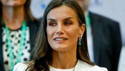 Reina Letizia deslumbra con un look blanco con atrevidas aberturas