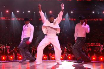 Fotos | En patines y con artistas invitados: Así fue la deslumbrante actuación de Usher en el Super Bowl 2024