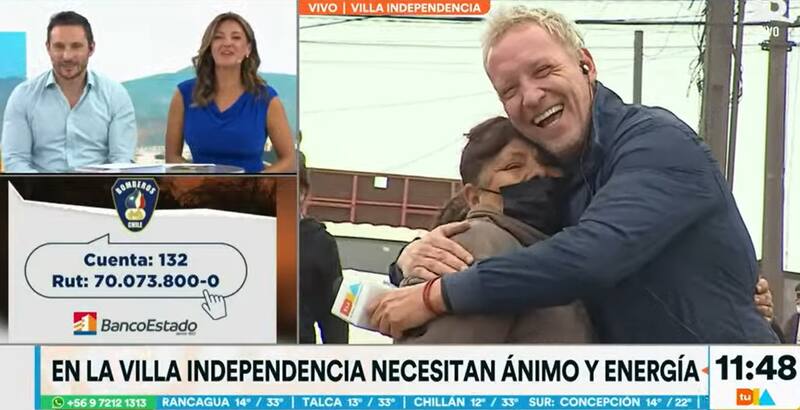 Martín Cárcamo junto a la vecina Carmen Arancibia. Créditos: Pantallazo Canal 13