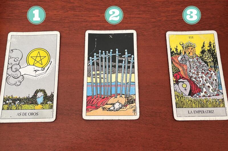 Cartas del Tarot reveladas sobre una mesa.